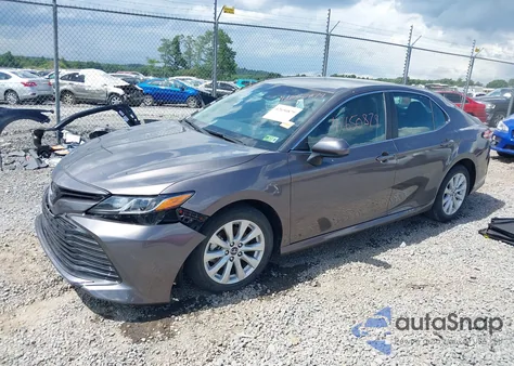 2018 Toyota Camry Le z USA, uszkodzony, nr VIN 4T1B11HK2JU040846